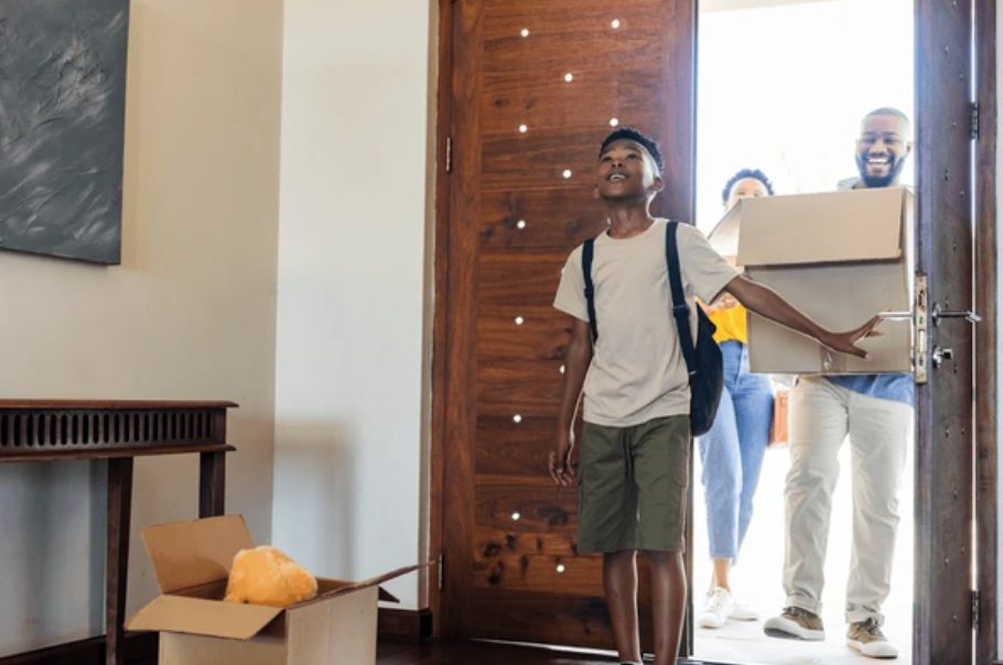 Família chegando ao novo lar